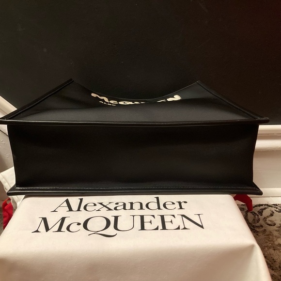 ALEXANDER McQUEEN Graffiti Edge Tote in Black/Off White - Picture 9 of 11